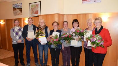 Bild: swo
Pfarrvikar Christian Preitschaft (links) und Chorleiterin Maria Birner (Fünfte von links) danken den langjährigen Chormitgliedern (von links) Josef Rumpler, Christine Kredler, Anna Götz, Martina Schöpf, Gunda Rumpler und Anna Flierl mit einer Urkunde und einem Blumengruß.