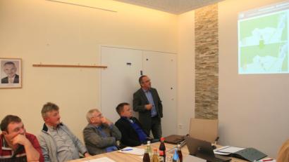 Bild: wro
Walter Huber ist zu Gast im Gemeinderat, um den aktuellen DSL-Ausbaustand näher zu erläutern.