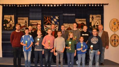 Bild: gi
Die besten Jugend- und Schülerschützen beim Gaujugendpokalschießen 2018 mit den Gratulanten Gaujugendleiter Valentin Kellner, Kreisrat Karl Meier, Gauschützenmeister Stefan Brandmiller, Bezirksschützenmeister Harald Frischholz, Bürgermeister Hermann Ach (alle von links) und 2. Bürgermeister Fritz Steinhilber (rechts).