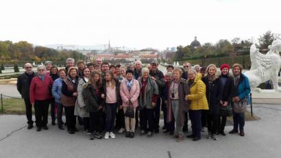 Bild: exb
Die Reisegruppe am Schlosspark Belvedere.