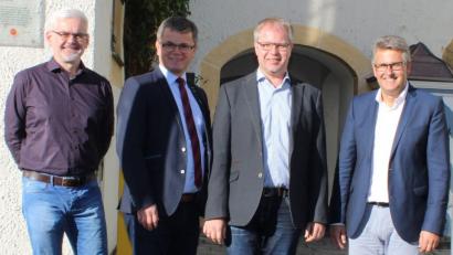 Bild: pko
Georg Keil (Zweiter von recht) übernimmt von Peter Hartl die Aufgaben des Geschäftsleiters im Neunburger Rathaus. Für die neue Herausforderung wünschten Bürgermeister Martin Birner und Personalratsvorsitzender Werner Schneeberger (links) alles Gute.
