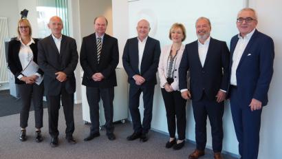 Bild: Bühner
Organisatoren und Vertreter der beteiligten Institutionen des neuen 3+3=7-Instituts an der OTH in Weiden (von links): Martina Beierl vom Medienbüro Weiden, Finanzmarktexperte Uwe Bergold, Leiter des OTH-Bereichs Hochschulentwicklung Wolfgang Weber, Johann Gess von pro aurum, OTH-Vizepräsidentin Christiane Hallbach, OTH-Dekan Bernt Mayer und Vorstandsvorsitzender Ludwig Zitzmann von der Sparkasse Oberpfalz Nord.
