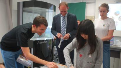 Bild: Hanna Gibbs
Zu Übungszwecken legten die Schülerinnen Antonia Kirchhoff (von rechts) und Nghi Pham künstliche Zähne in eine spezielle Flüssigkeit. Dr. Matthias Widbiller (von links) und Professor Torsten Reichert von der Uniklinik Regensburg gaben Tipps.