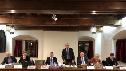 Bild: Karin Wilck
Oberbürgermeister Kurt Seggewiß, seine Bürgermeister und Dezernenten stellen sich den Fragen der nur rund 20 anwesenden Bürger.