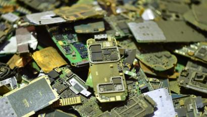 Bild: Uwe Anspach/dpa
Steuerplatinen ausgedienter Mobiltelefone: In den Geräten stecken wertvolle Rohstoffe.