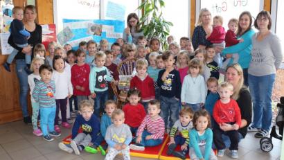Bild: rpp
Auch in Speinshart werden die Kleinsten zu Igelpaten. Stolz übergeben die Mädchen und Buben des Kinderhauses ihre Futterspenden. Beim nächsten Ausflug in den Wald wollen sie außerdem ein Igelhaus bauen.