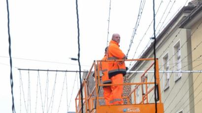 Bild: Stephan Huber
Mitarbeiter des städtischen Betriebshofs haben in dieser Woche damit begonnen, die Weihnachtsbeleuchtung in der Innenstadt anzubringen. Die CSU schlägt parallel dazu vor, das Lichtermeer in den nächsten Jahren auszuweiten und beispielsweise den Roßmarkt miteinzubeziehen. Doch zuerst muss die Park- und Werbegemeinschaft ein Konzept erstellen. Erst dann will die Stadt darüber entscheiden.
Der Betriebshof Amberg schmückt die Stadt mit der Weihnachtsbeleuchtung.