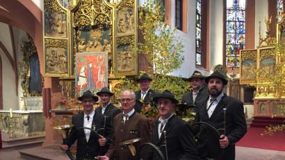 Bild: jzk
Nach der feierlichen Hubertusmesse in der Stadtpfarrkirche in Lohr bedankt sich Peter Amann von den Lohrer Jagdhornbläsern (vorne, Mitte) bei den Kaibitzer Schlossbläsern für ihre musikalischen Beiträge.