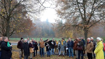 Bild: Wolfgang Steinbacher
Ortstermin im dichter werdenden Nebel. Der Bauausschuss machte sich am Mittwoch am Südhang ein Bild von den Blickachsen hinunter ins Tal. Dann rückte die CSU vom geplanten Bebauungsplan für die drei Anwesen Südhang 6, 8 und 10 wieder ab.