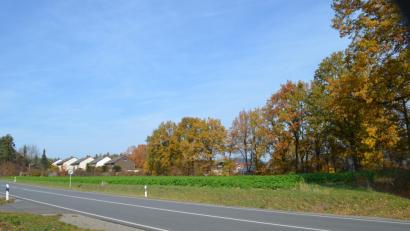 Bild: fz
Rechts der Bundesstraße bis hin zur Bebauung sind zehn Wohnhäuser mit zwölf Wohneinheiten vorgesehen.