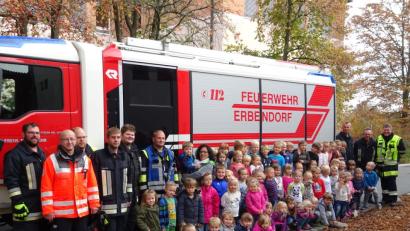 Bild: njn
Die Feueralarmprobe meistern die Buben und Mädchen des St.-Elisabeth-Kindergartens hervorragend. Mit auf dem Bild Kommandant Bernhard Schmidt (rechts) und zweiter Kommandant Wolfgang Gruber (zweiter von links).