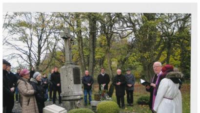 Bild: exb/Ingrid Leser
Friedhofgang Paulusbrunn an Allerheiligen mit Pfarrer Siegfried Wölfel (rechts).
