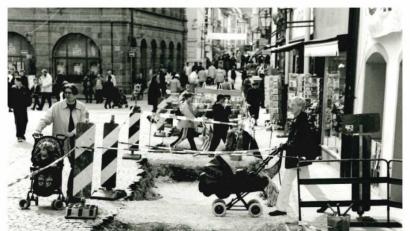 Bild: Wolfgang Steinbacher
1998 waren die Bauarbeiter vor der Häuserzeile am Marktplatz aktiv. Sie arrangierten einen drei Meter breiten Korridor als Verbindung zwischen Georgen- und Rathausstraße.
