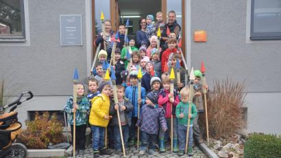 Bild: exb
Vorsitzender Martin Stigler Manuela Thanner (hinten, rechts) und die Kinder präsentieren stolz die Insektenhotels in Raketenform.
