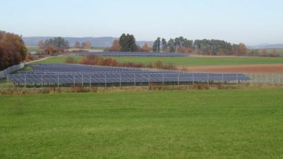 Bild: ak
In unmittelbarer Nachbarschaft dieser Solarmodule entstehen die beiden neuen Photovoltaikanlagen an der Bahnstrecke Kirchenlaibach-Weiden.