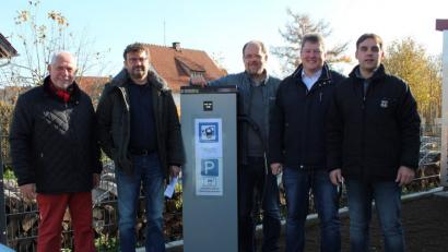 Bild: privat
Beim neuen Dorfladen in Schwarzenbach steht seit Dienstag eine Ladestation für Elektroautos. Bürgermeister Thorsten Hallmann (Dritter von rechts) nimmt sie offiziell in Betrieb. Noch ist das Tanken dort kostenlos.