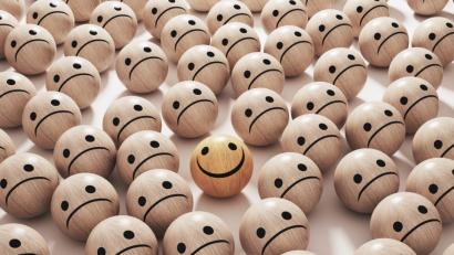 Bild: ALDECAstudio – stock.adobe.com
Anstatt auf das große Glück zu warten, freuen sich glückliche Menschen über viele kleine Dinge.