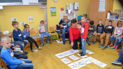 Bild: fz
Eva Maria Zimmerer und die Giraffe steuern Schüler Fabian durch das Rollenspiel.