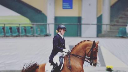 Bild: jzk
Auf ihrem Nachwuchspferd Fifty-Fifty erzielt Laura Ponnath einen grandiosen Triple-Sieg beim nationalen Reitturnier in Kreuth in der Oberpfalz.