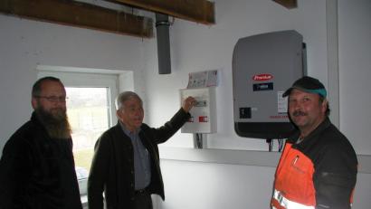 Bild: ld
Im Betriebsgebäude der Kläranlage legte Bürgermeister Ludwig König den Schalter um und nahm damit die zweite Photovoltaik-Anlage der Gemeinde in Betrieb. Mit dabei waren Sebastian Zeitler von der Firma Krisch (links) und Klärwärter Bernhard Schindler.