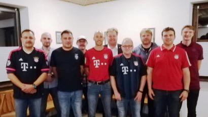 Bild: jp
Die neue Vereinsführung des FC Bayern Fan Clubs Schweppermann Kastl (von links): Rainer Angermann, Harald Hiller, Oliver König, Siegfried Kölbl, Rainer Steuerl, Stefan Braun, Tobias Bauer, Norbert Beer und
Jürgen und Hubert Rubenbauer.