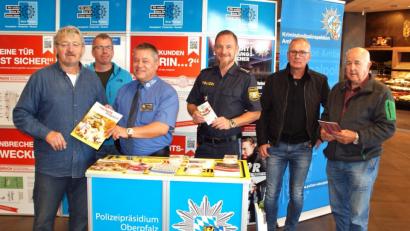 Bild: agr
Wolfgang Sennfelder (Dritter von links) sowie die Neunburger Kollegen Stephan Beer (Zweiter von links) und PI-Leiter Bernhard Hager (Dritter von rechts) und Alois Ebenschwanger (Zweiter von rechts) informierten über Einbruchsschutz.