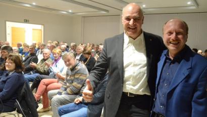 Bild: Kunz
Lionsclub-Präsident Christian Kick (zweiter von rechts) und Filmemacher Thomas Stock.