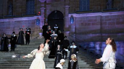 Bild: Steinbacher
Ein Bühnenereignis war das Amberger Welttheater 2014 mit seinen knapp 100 Mitwirkenden. In die 13 Aufführungen kamen 7280 Besucher.