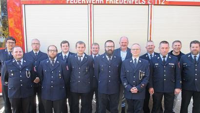 Bild: bsc
Die Friedenfelser Feuerwehr absolviert erfolgreich eine Leistungsprüfung. Neben Kreisbrandmeister Florian Trießl und Kreisbrandinspektor Stefan Gleißner (vorne von rechts) sowie Kreisbrandmeister Günter Fachtan (hinten, Zweiter von rechts) gratulieren zweiter Bürgermeister Oskar Schuster (hinten rechts) und erster Bürgermeister Gottfried Härtl (hinten, Dritter von rechts) zum hohen Ausbildungsstand.