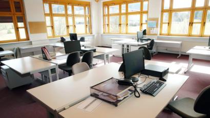 Bild: Bodo Schackow
Klassenzimmer mit Computerplätzen. Foto: Bodo Schackow/Archiv