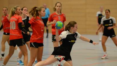 Bild: ham
Magdalena Hermann (Szene aus dem Spiel gegen Oberviechtach) war zuletzt drei Mal gegen die HG Amberg erfolgreich. Sie hat mit ihren Teamkolleginnen von der HSG Nabburg/Schwarzenfeld am Wochenende einen Doppeleinsatz zu absolvieren.