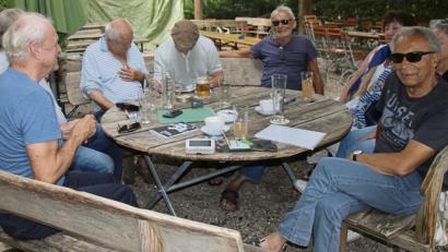 Bild: jrh
Winni Steinl (links), Achim Hüttner (Mitte, mit Sonnenbrille), Christine und Gabi Volke sowie Hans Cash Märten (rechts) haben eine neue Mission: Sie wollen die Altstadt und die Kastanien im Casino-Biergarten retten.