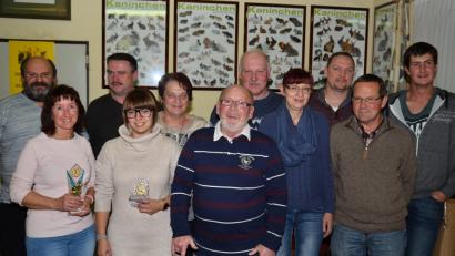 Bild: fjo
Vereinsvorsitzender Alfred Sauer (links) und Zuchtwart Karl Schön (Mitte) gratulieren den neuen Vereinsmeistern Hans Moritz, Stefan Stauber, Andrea Schultes (von rechts) und Werner Flierl (Dritter von links) .