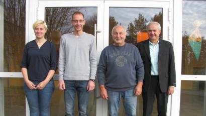 Bild: exb
Bürgermeister Günter Kopp (rechts) heißt mit Geschäftsleiterin Kathrin König Sven Bayer als neuen Hausmeister willkommen. Ihn wird Ludwig Bayer (von links) noch einarbeiten, bevor er zum Jahresende in den Ruhestand geht.