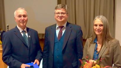 Bild: gac
Für 30 Jahre ehrenamtliches Engagement beim Diakonischen Werk zeichnete Dekan Karlhermann Schötz (Mitte) den Sulzbach-Rosenberger Walter Schlenk (links) mit dem Kronenkreuz in Gold aus. Die Schwandorferin Kirsten Kisslinger erhielt das silberne Kronenkreuz für 15 Jahre Ehrenamt.