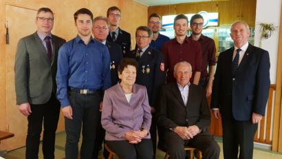 Bild: gi
Rudolf Kappl feierte seinen 85. Geburtstag. Dazu gratulierte seine Frau Maria, seine Enkel, Pfarrer Josef Most und Bürgermeister Hermann Ach sowie die Abordnung der Feuerwehr mit Vorsitzenden Rudolf Mitlmeier.