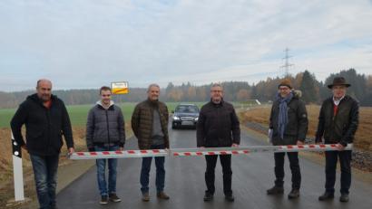 Bild: dob
Dritter Bürgermeister Johann Gollwitzer durfte während seiner 28-jährigen Tätigkeit im Stadtrat erstmals einen Straßenzug freigeben. Bauamtsleiter Hans Balk, Dietmar Hammerl von der Bamler Bauingenieur GmbH, Willi Schmid und Daniel Groß von der Firma Scharnagl sowie Außendienstleiter Karl Frey (von rechts nach links) waren bei dem kleinen Festakt dabei. Im Hintergrund wartete bereits das erste Fahrzeug. Für die bauausführende Firma gab es allseits viel Lob.