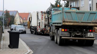 Bild: Stephan Huber
Eine Situation, wie sie in der Frühlingstraße ganz normal ist. Autos und Lastwagen fahren durch die eigentlich zu enge Straße und dann kommt auch noch die Müllabfuhr daher. Manchen Anwohnern reicht das jetzt.