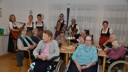 Bild: dob
Wenn die Waldthurner Gesangsgruppe "Triangel" mit Claudia Wittl und Hans Fröhlich (von links) auftauchen, sind die Bewohner im Caritasheim ganz Ohr. Heimleiterin Rita Gilch (rechts) lud die Bewohner zum Heimatabend ein.