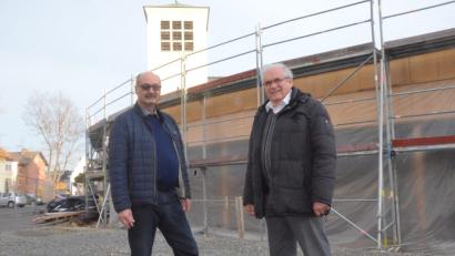Bild: Kunz
Stadtpfarrer Gerhard Pausch (rechts) und Chordirektor Peter Kosmus hoffen, dass möglichst viele Musikfreunde das Benefizkonzert am Sonntag in der Herz Jesu Kirche besuchen werden. Im Hintergrund der Rohbau des neuen Pfarrheims und die Kirche.