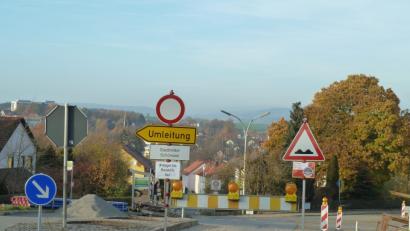 Bild: Portner
Diese Ansicht von Oberviechtach ist typisch für das Jahr 2018. Die Absperrung an der „Eigelsberger Kreuzung“ (Bundesstraße 22) bleibt noch bis kurz vor Weihnachten stehen. Wer in die Innenstadt möchte, muss einen kleinen Umweg in Kauf nehmen – oder steckt an der Baustelle fest.