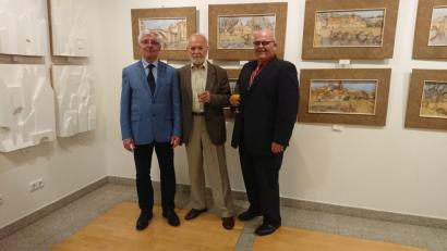 Bild: exb
Gebäude und Landschaften dominieren die Bilder des Prager Künstlers Bohumil Blazek, der bei der Eröffnung gemeinsam mit Sibyllenbad-Leiter Gerhard Geiger (links) und Bürgermeister Klaus Meyer auf zahlreiche Besucher hofft.