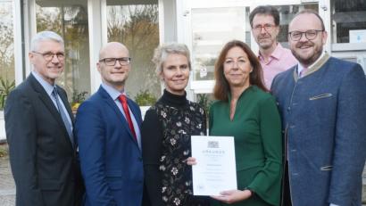 Bild: Gabi Schönberger
Grund zum Feiern im Schulamt Neustadt: (von links) Reiner Leibl, Thomas Unger, Christine Söllner, die neue Schulamtsdirektorin Elisabeth Junkawitsch, Beratungsrektor Dieter Bauer und Landrat Andreas Meier.