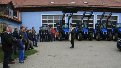 Bild: wro
In Leugas segnet Pfarrer Maximilian Roeb Traktoren und Autos sowie deren Besitzer.