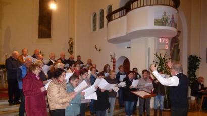 Bild: bk
Symbolisch für die Zusammenarbeit in der Pfarreiengemeinschaft könnte man den den Chor sehen, der beim Festgottesdienst zur Großen Visitation in der Kirche singt. Es sind Sänger aus allen Orten der Pfarrei vertreten.