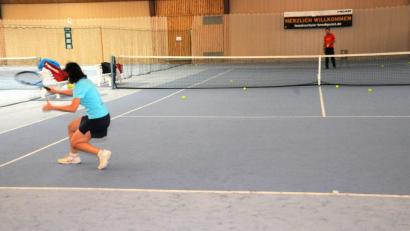 Bild: ge
Ganzjährig täglich zwischen 7 und 24 Uhr kann hier Tennis und Badminton gespielt werden: Schon jetzt sind die Felder teils ausgebucht.