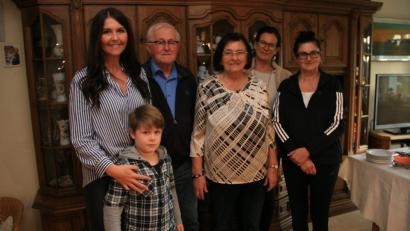 Bild: wro
Angela Müller feiert 80. Geburtstag. Im Bild von links Enkelin Stephanie, Urenkel Julian, Hans Müller, Jubilarin Angela Müller, Bürgermeisterin Friederike Sonnemann und Tochter Christine.