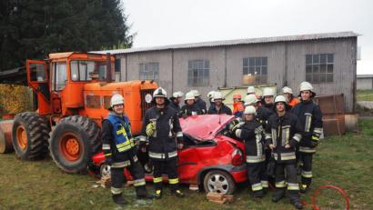 Bild: gz
Beim Übungsszenario müssen die Feuerwehrangehörigen um Zugführer Jürgen Merold und 2. Kommandant Christian Wild eine eingeklemmte Person befreien.