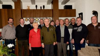 Bild: bey
Peter Trstan freut sich mit Ehefrau Martha üer die Glückwünsche seiner Stadtratskollegen, der Feuerwehr Pleystein, des OWV-Zweigvereins Pleystein, des TSV Skiclub, des TSV Pleystein und der Siedlergemeinschaft zu seinem 75. Geburtstag.