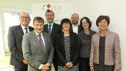 Bild: Hirsch
An der Einweihungsfeier nahmen Pfarrer Hans Amann, Direktor Michael Eibl, der Leiter des Inklusionsamtes, Wolfgang Eberl, die Leiterin des IFD Oberpfalz, Marina Sobe, die Mitarbeiter Matthias Frieser und Claudia Jung sowie zweite Bürgermeisterin Ulrike Roidl (von links) teil.
